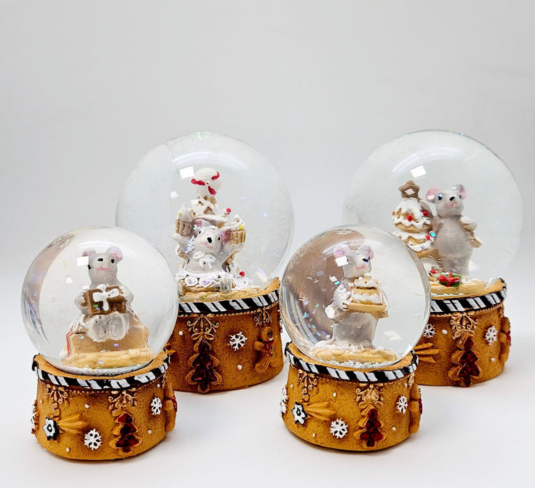 2 Süße Schneekugeln Weihnachtsmaus auf Sockel Weihnachtsbäckerei 65 mm Durchmesser - Schneekugelhaus