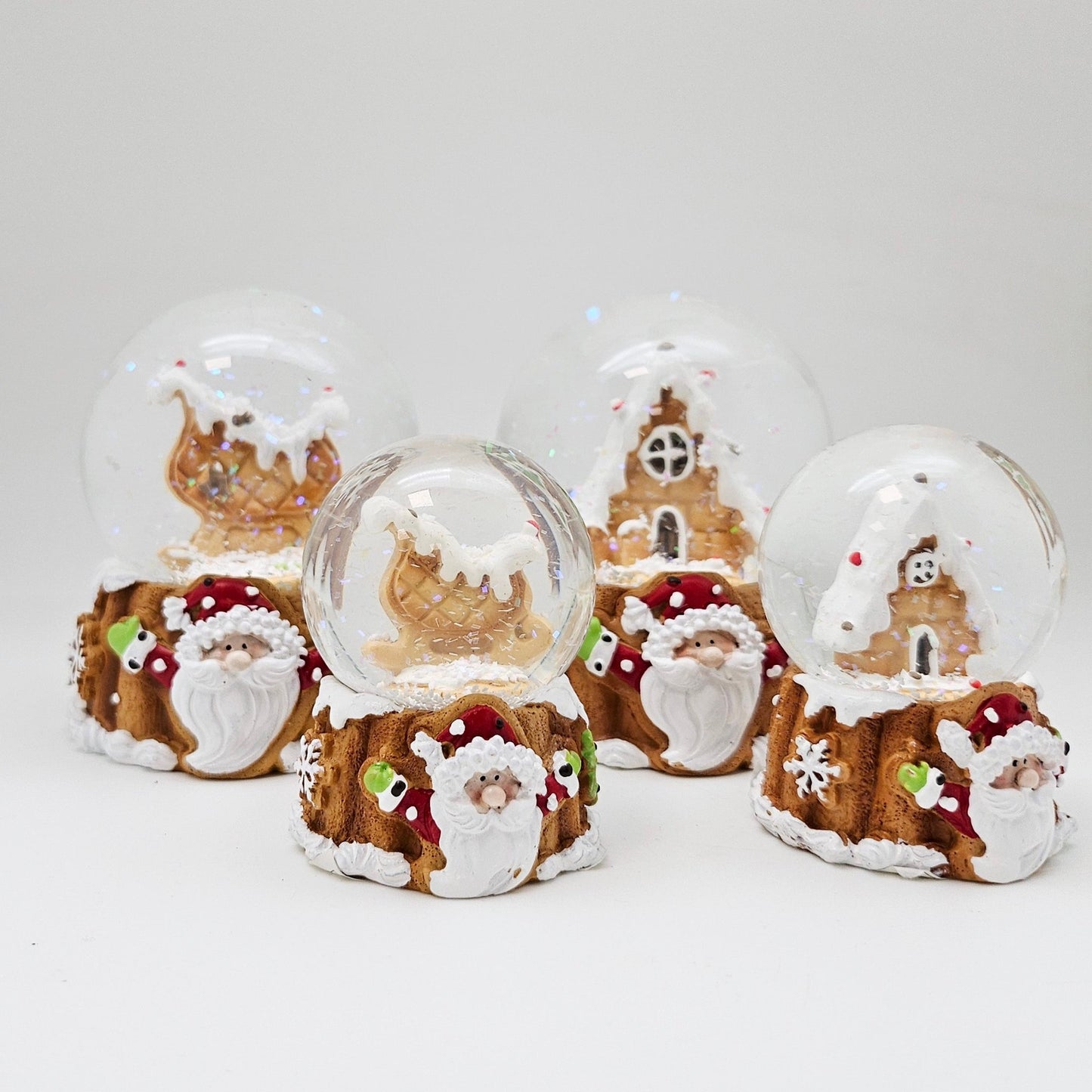 2 Süße Schneekugeln Zuckerbäcker auf Sockel Weihnachten 65 mm Durchmesser - Schneekugelhaus