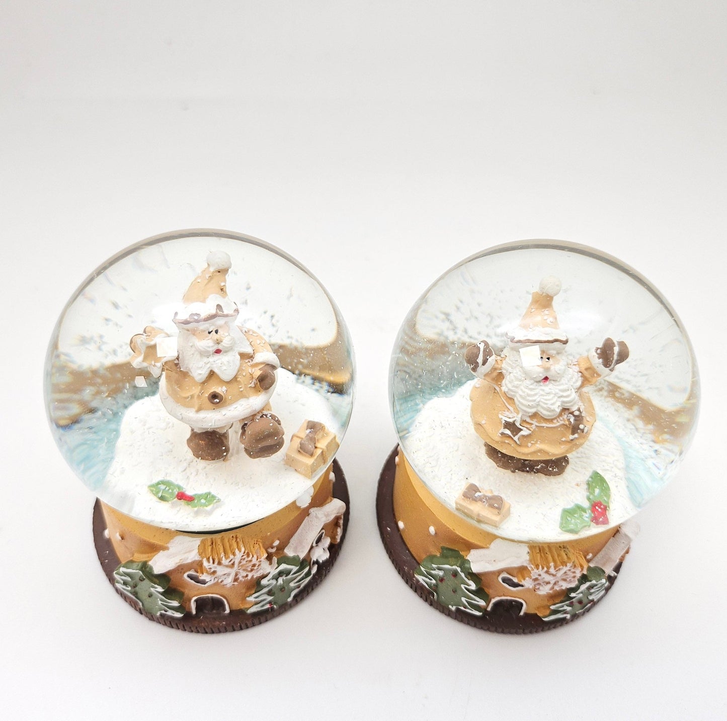 Süße Schneekugel Weihnachtsmann Muffin ocker auf Sockel Weihnachten 65 mm Durchmesser - Schneekugelhaus