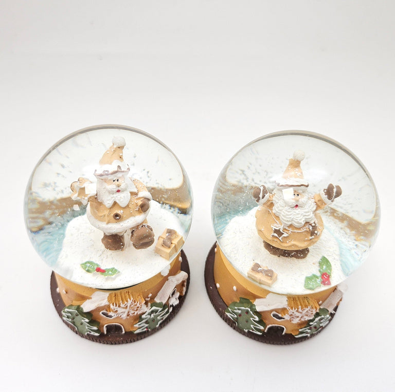 Süße Schneekugel Weihnachtsmann Muffin ocker auf Sockel Weihnachten 65 mm Durchmesser - Schneekugelhaus