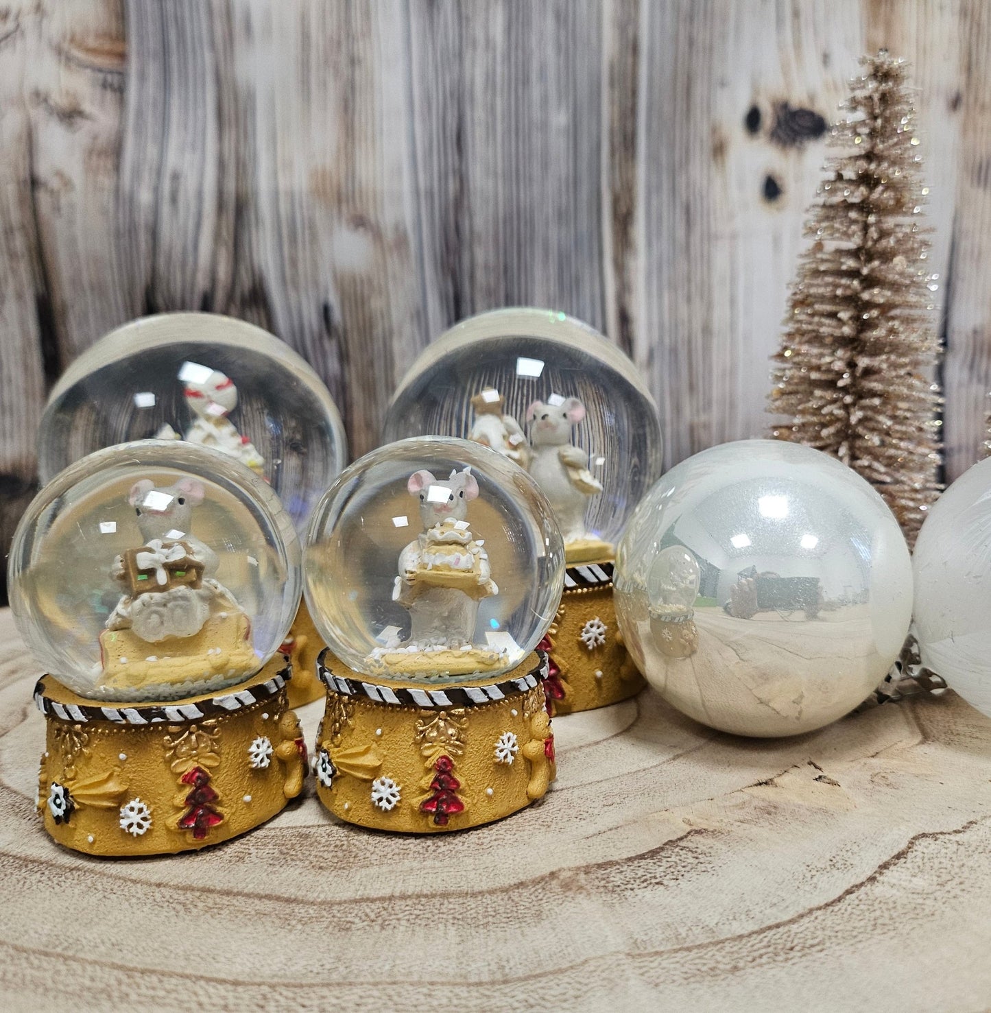Süße Schneekugel Weihnachtsmaus mit Muffins ocker auf Sockel Weihnachtsbäckerei 65 mm Durchmesser - Schneekugelhaus