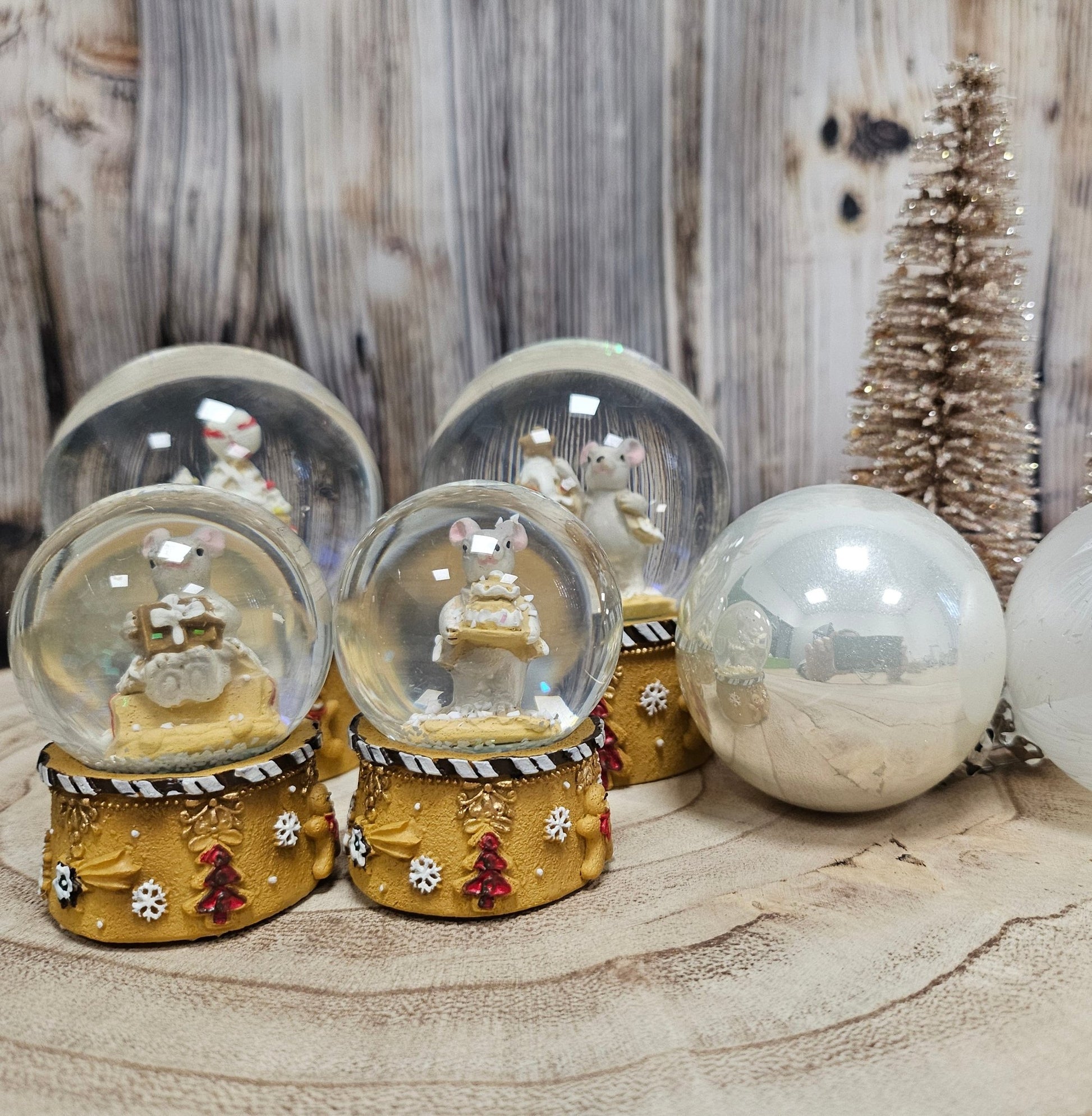 Süße Schneekugel Weihnachtsmaus mit Muffins ocker auf Sockel Weihnachtsbäckerei 65 mm Durchmesser - Schneekugelhaus