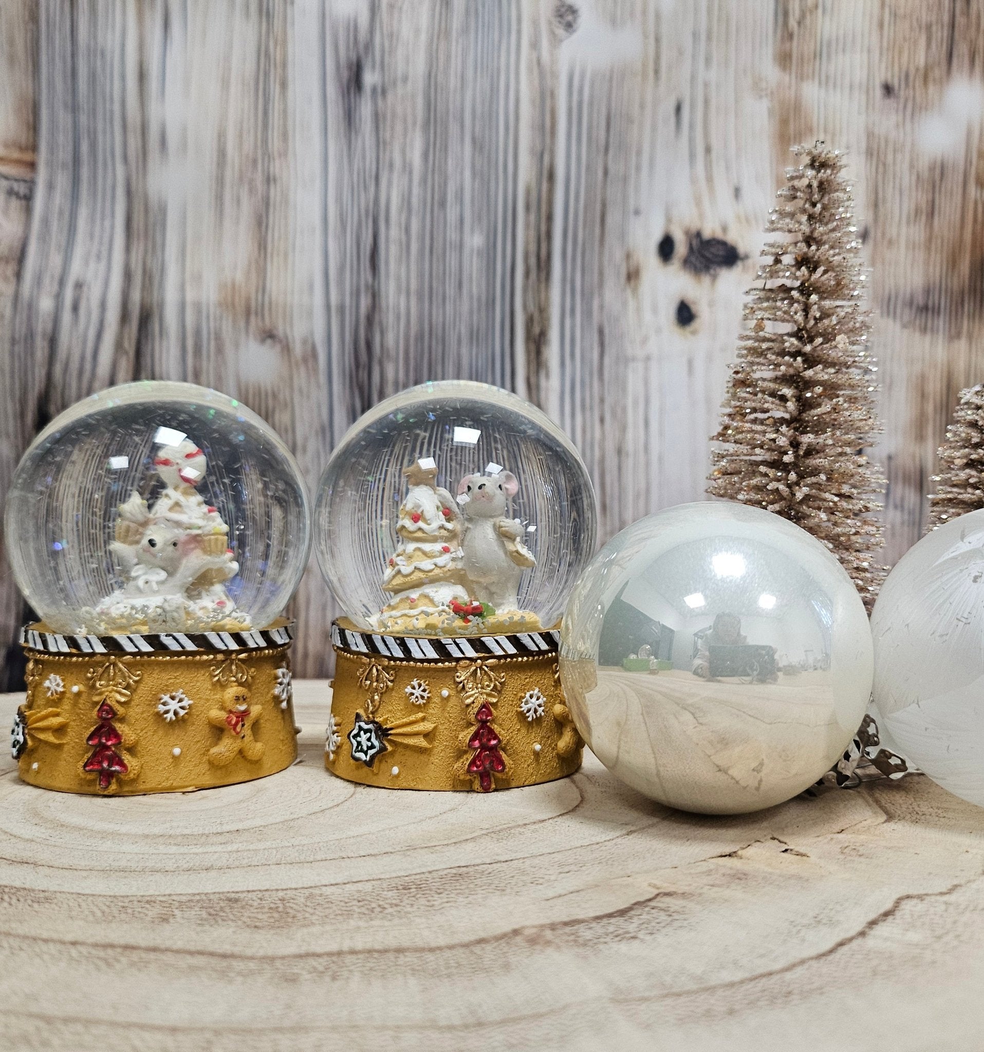 Süße Schneekugel Weihnachtsmaus mit Muffins ocker auf Sockel Weihnachtsbäckerei 65 mm Durchmesser - Schneekugelhaus
