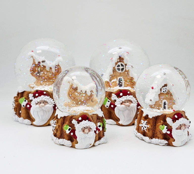 Süße Schneekugel Zuckerbäckerhaus auf Sockel Weihnachten 65 mm Durchmesser - Schneekugelhaus