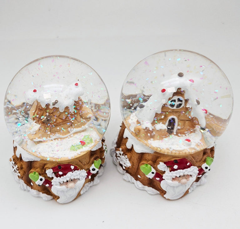 Süße Schneekugel Zuckerbäckerhaus auf Sockel Weihnachten 65 mm Durchmesser - Schneekugelhaus