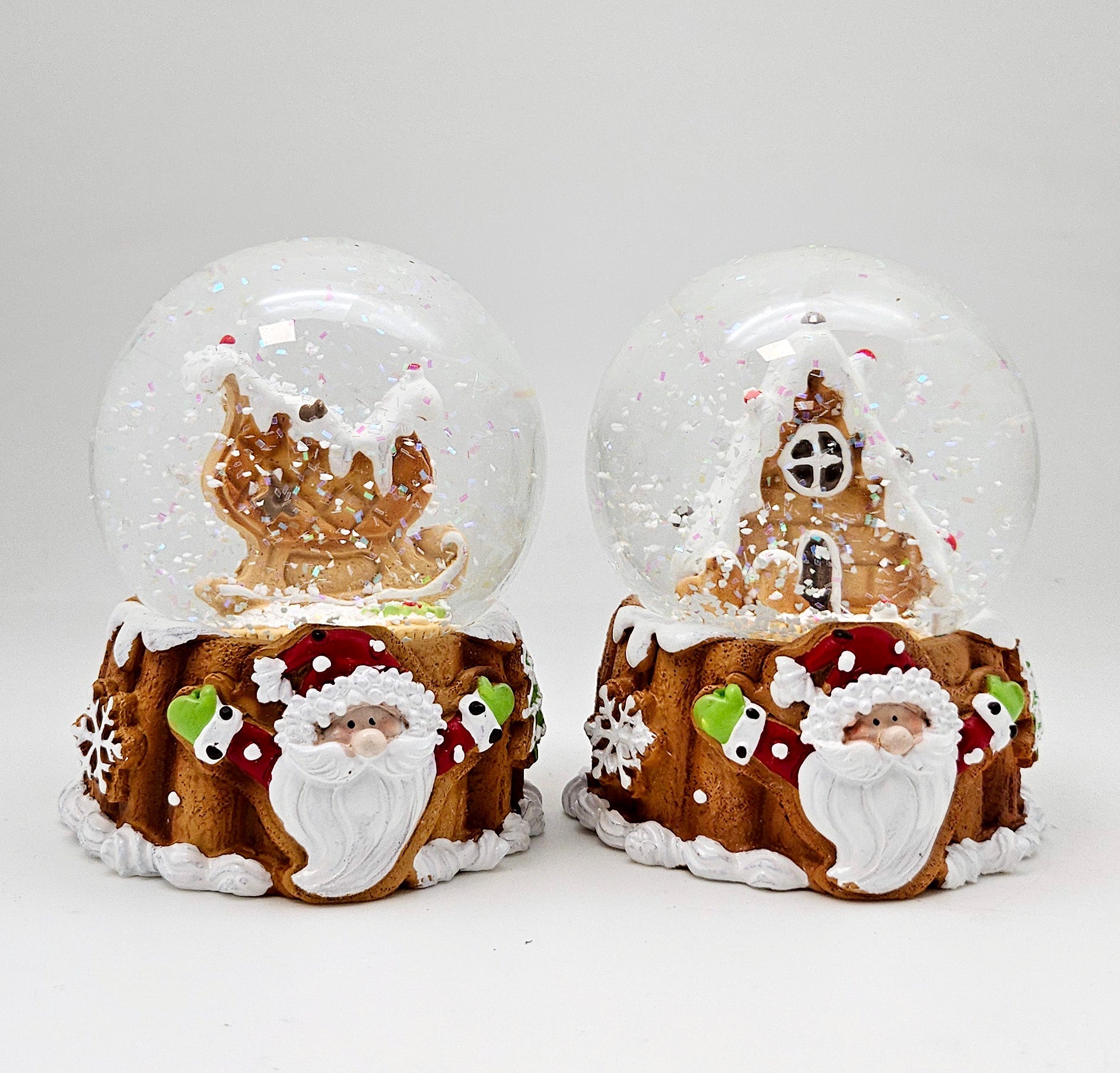 Süße Schneekugel Zuckerbäckerhaus auf Sockel Weihnachten 65 mm Durchmesser - Schneekugelhaus